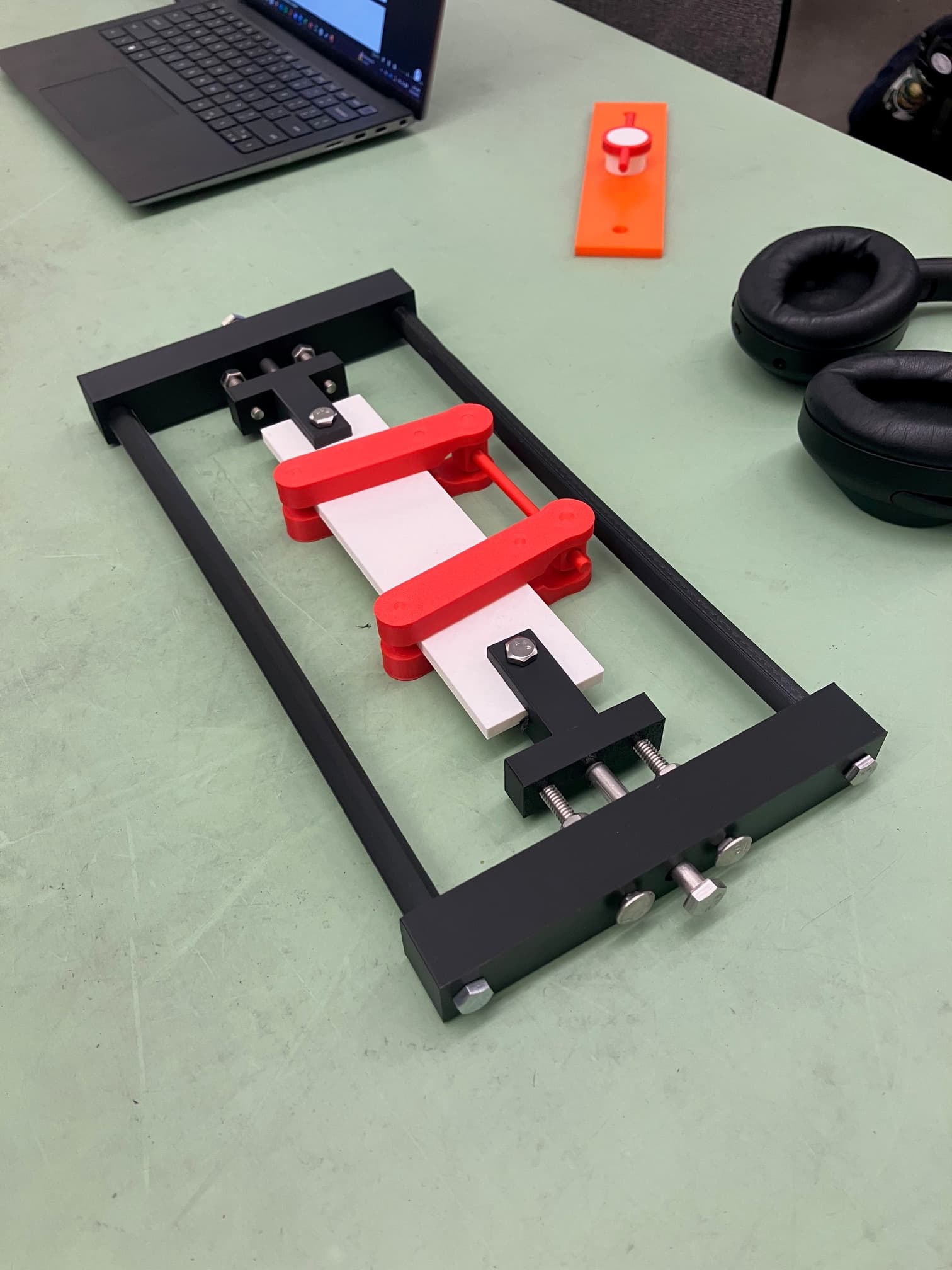 Prototype stress and strain apparatus in the four-point bending configuration